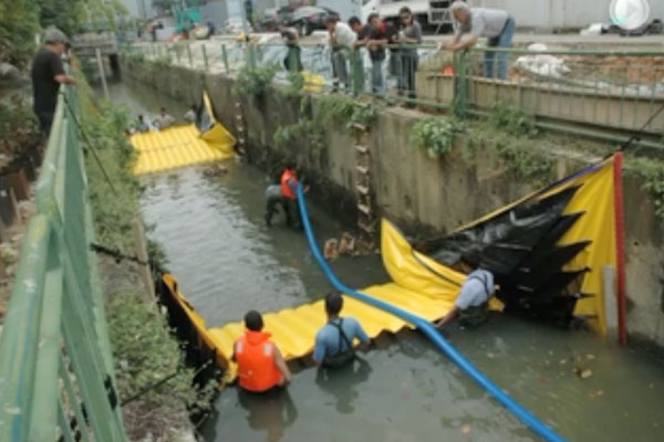 Installation Water-Gate© dans un canal avec deux batardeaux tête-bêche. Assèchement de la section intermédiaire par pompage Grundfos.