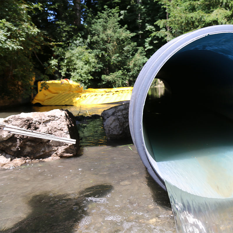 Dérivation de la rivière Seymaz à Genève avec un batardeau souple Water-Gate© et un tube annelé à double paroi.