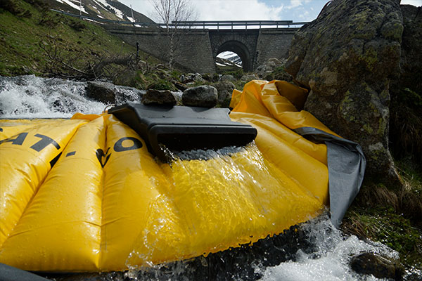 Batardeau souple Water-Gate© installé sur un bras de rivière en Montagne avec le déversoir de surface DS-1200 sans son tuyau souple. 