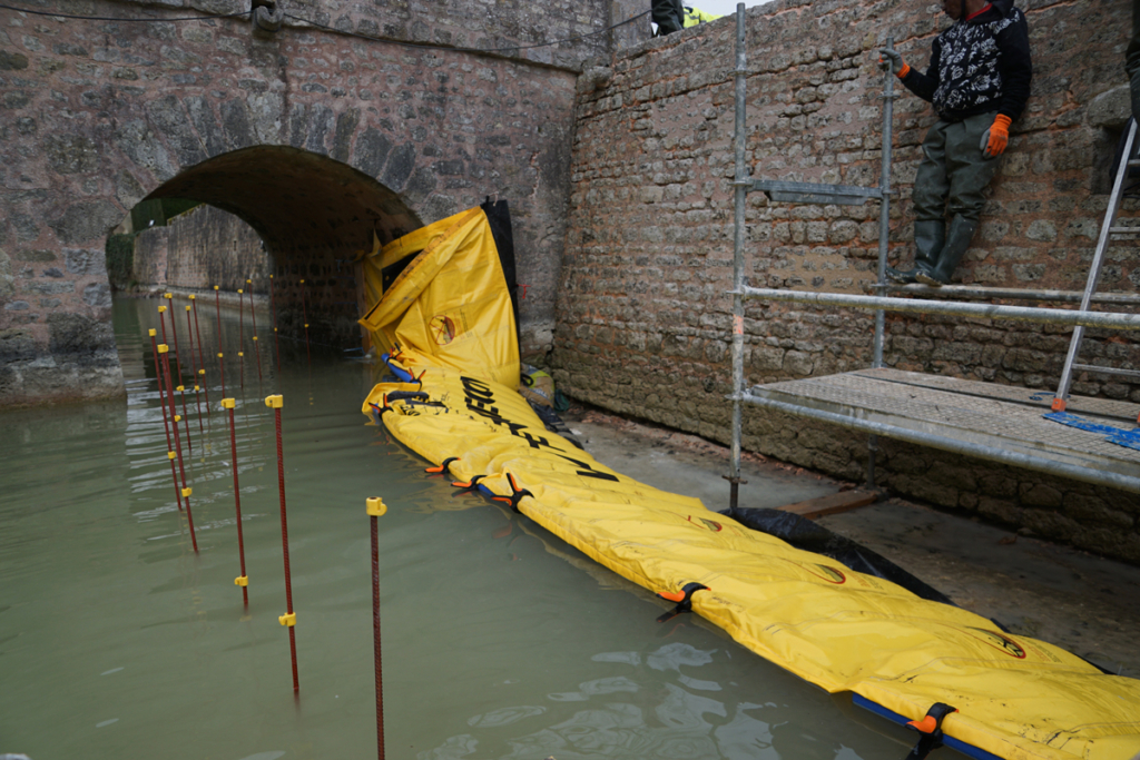 Extrémité de batardeau WA-28 en appui sur culée en angle avec charnière calée contre échafaudage